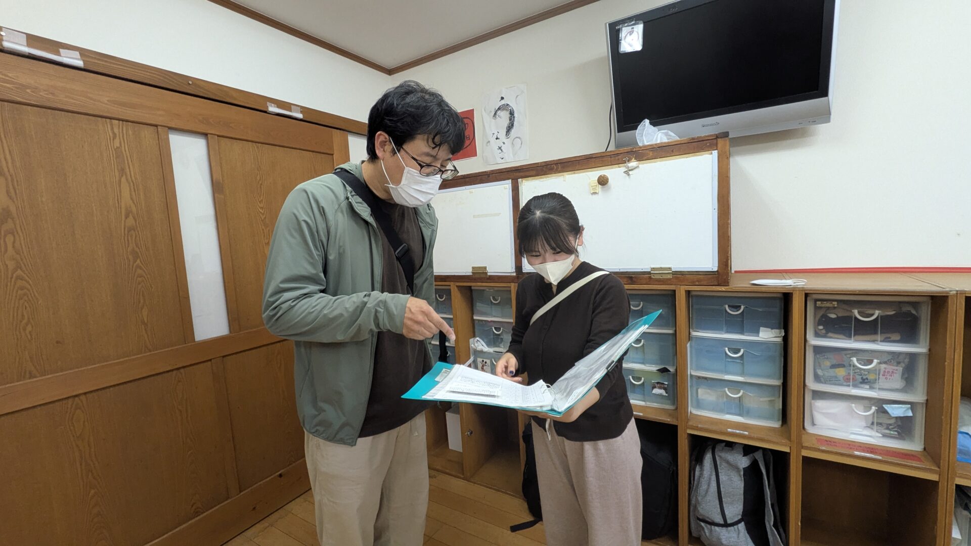職員同士で支援内容を確認している様子