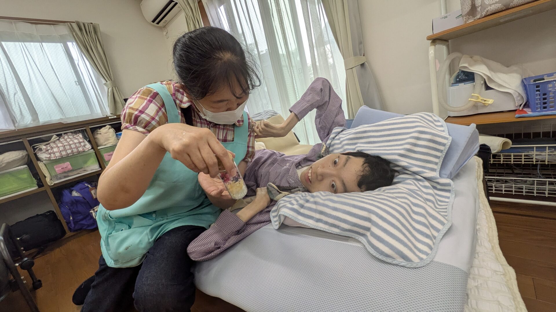 利用者と職員が関わっている様子