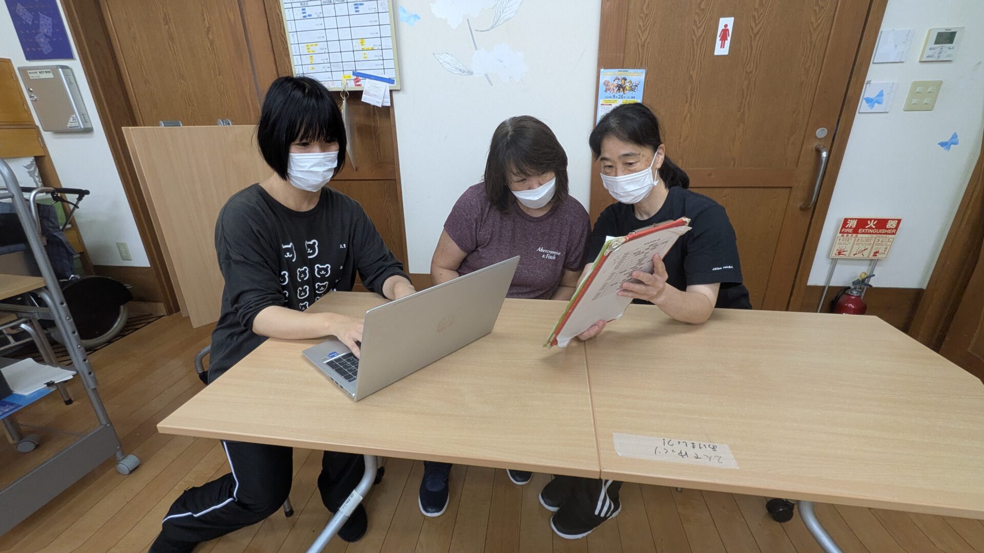 職員が記録や情報を共有している様子